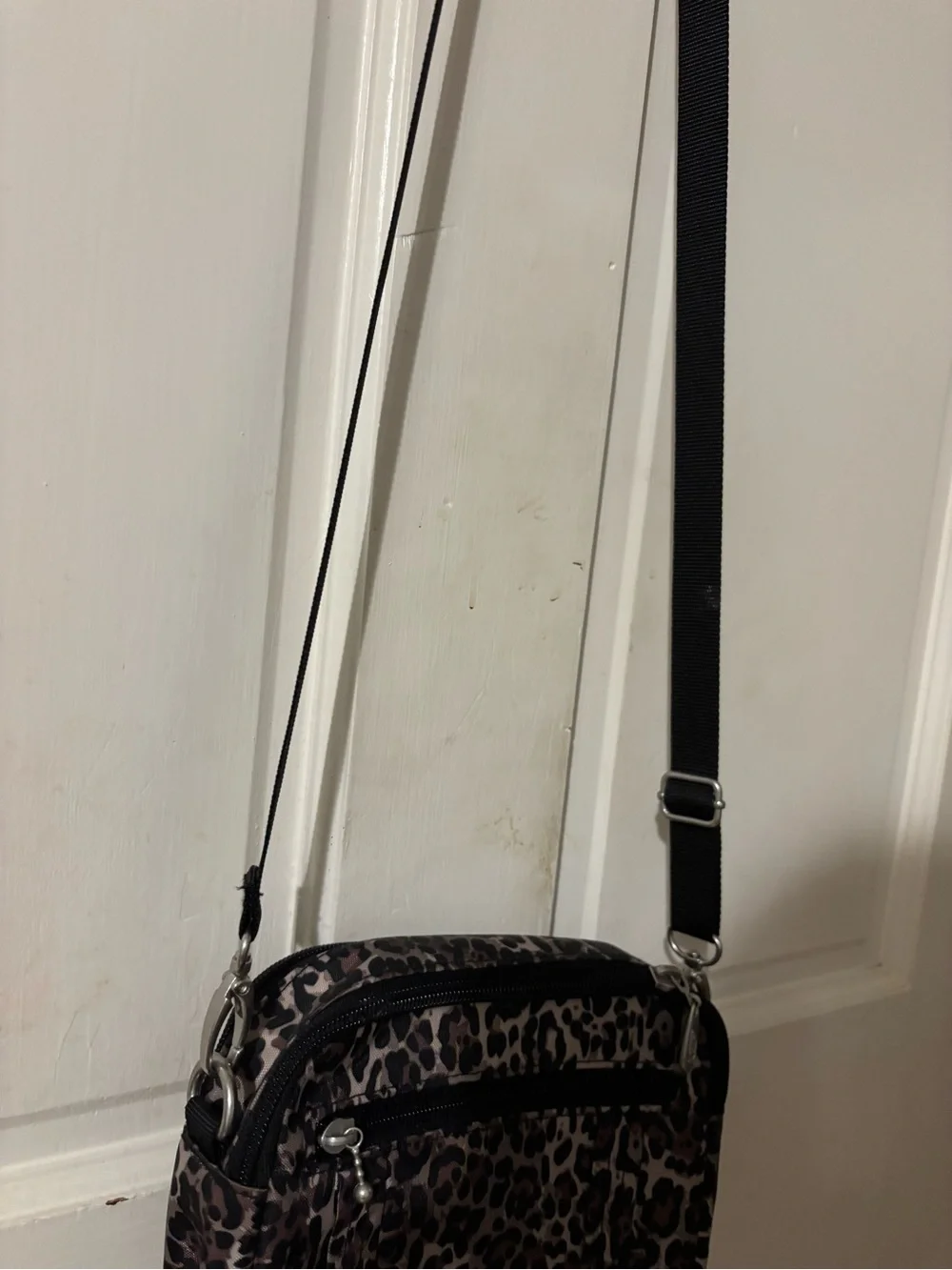 Like new Leopard Print Crossbody Shoulder Bag in Brown, black, belt straps,